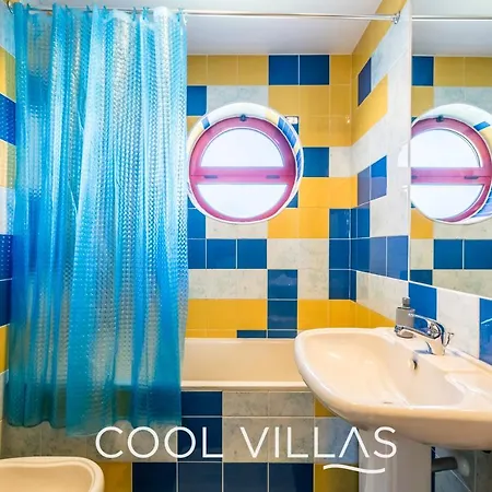 Hébergement de vacances Acquamarina - 5 Bedroom, Water Front *