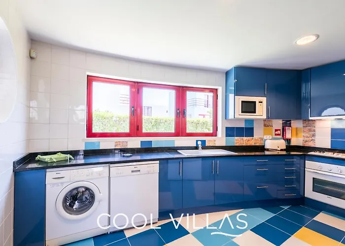 Acquamarina - 5 Bedroom, Water Front *